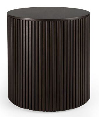 Dunkelbrauner, runder Ethnicraft Beistelltisch "Roller Max" aus Holz mit geriffelter Oberfläche.